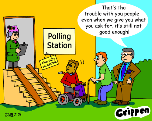 Formally accessible polling station./Stížnosti vozíčkářů se nelíbí funkcionářům, kteří jen formálně splnili zákon tím, že na schody do volební místnosti položili fošny.